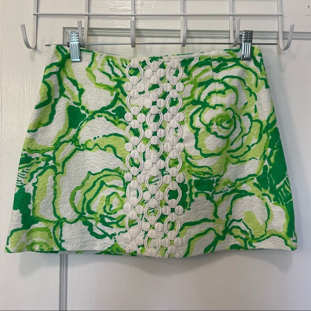 Lilly Pulitzer Tate Skirt in Heartbreaker Green Floral St. Patrick Print - Picture 1 of 8